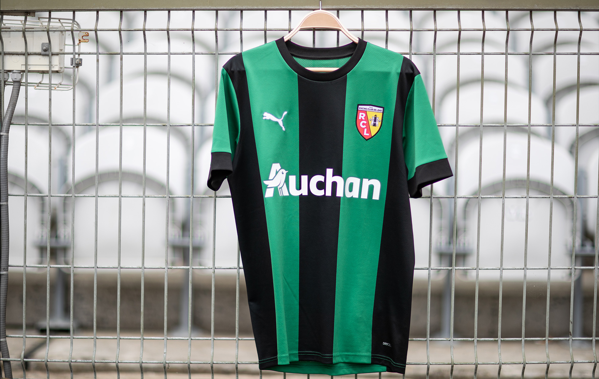 Sur tous les terrains et dans les stades - Maillot extérieur du RC Lens, saison 2022-2023 Sur tous les terrains et dans les stades - Maillot extérieur du RC Lens, saison 2022-2023