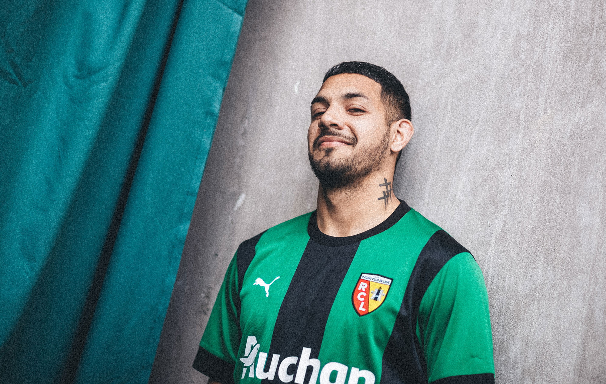 Sur tous les terrains et dans les stades - Maillot extérieur du RC Lens, saison 2022-2023 Sur tous les terrains et dans les stades - Maillot extérieur du RC Lens, saison 2022-2023