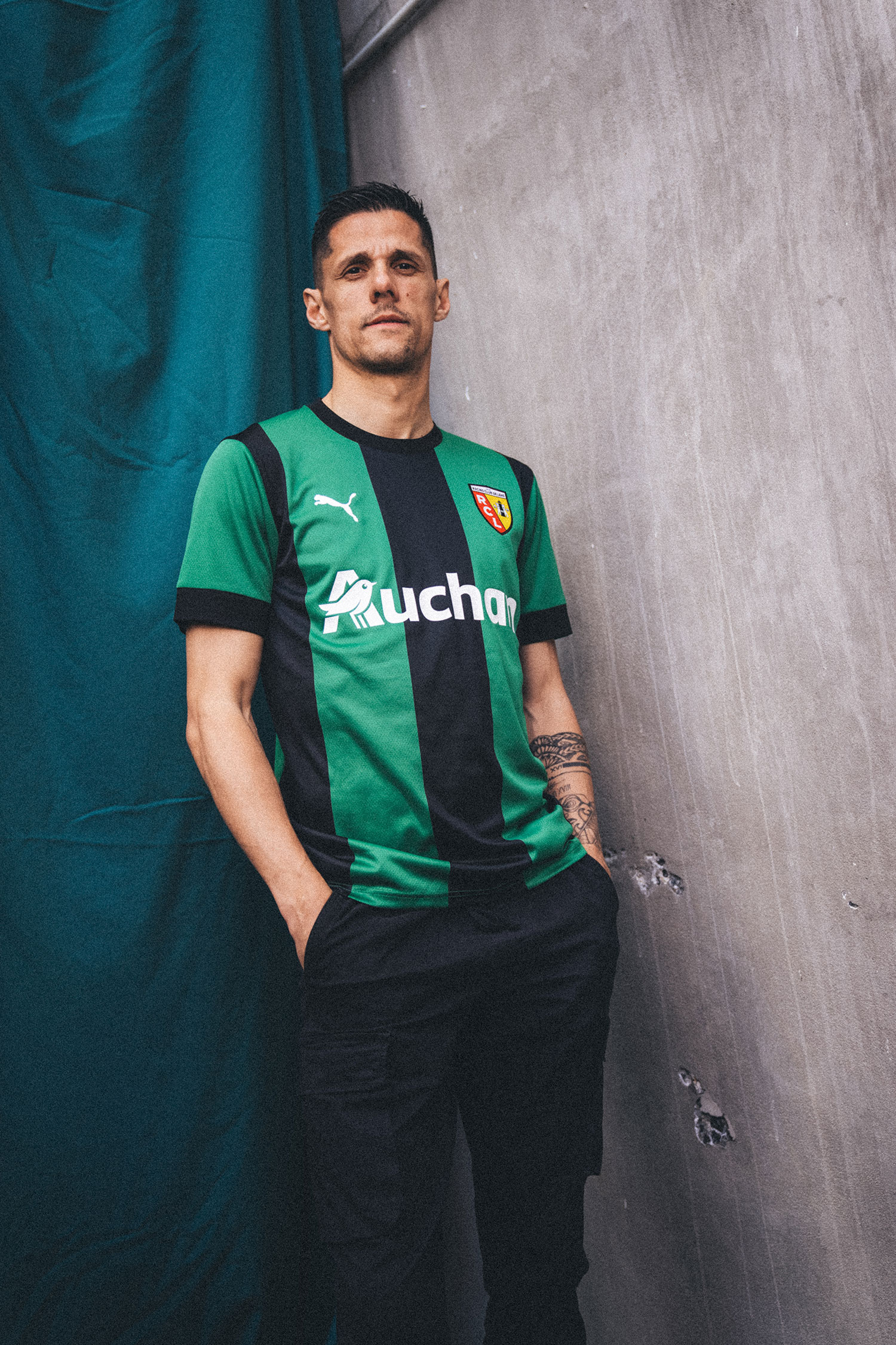 Sur tous les terrains et dans les stades - Maillot extérieur du RC Lens, saison 2022-2023 Sur tous les terrains et dans les stades - Maillot extérieur du RC Lens, saison 2022-2023