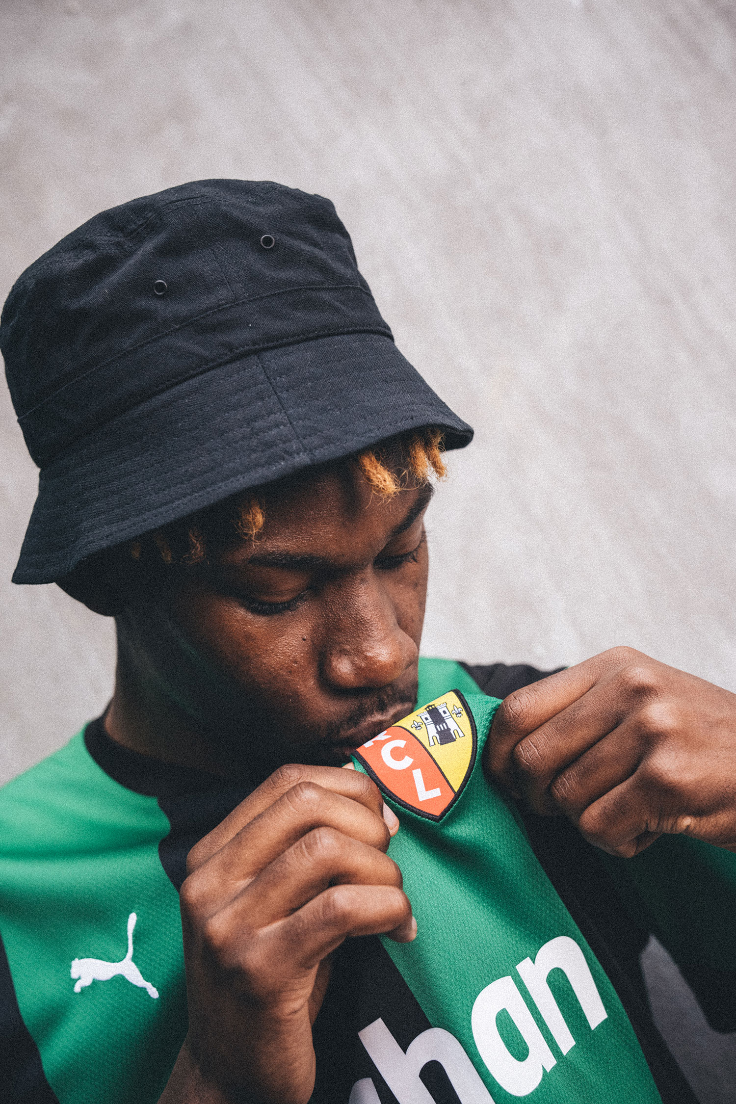 Sur tous les terrains et dans les stades - Maillot extérieur du RC Lens, saison 2022-2023 Sur tous les terrains et dans les stades - Maillot extérieur du RC Lens, saison 2022-2023