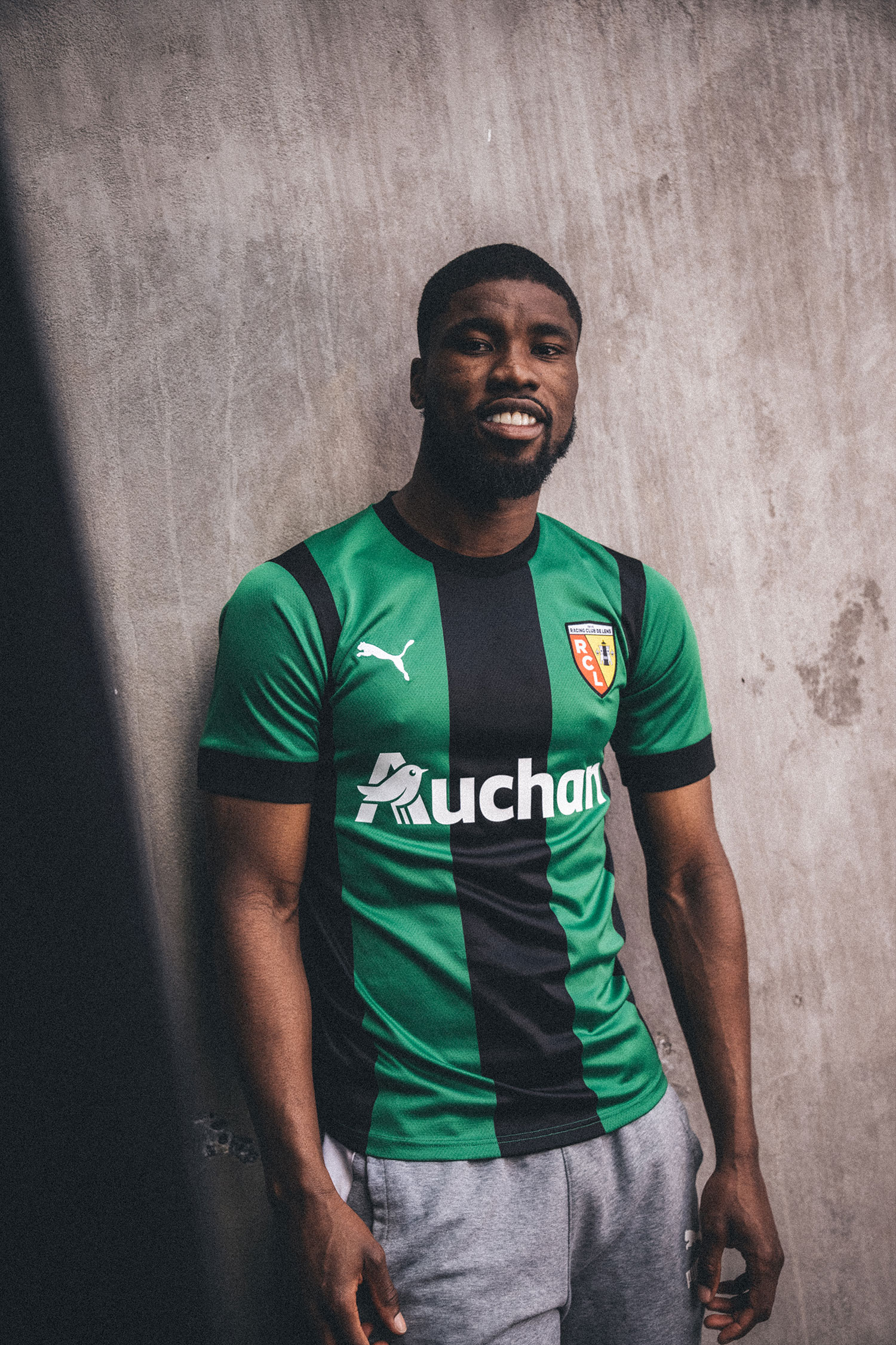 Sur tous les terrains et dans les stades - Maillot extérieur du RC Lens, saison 2022-2023 Sur tous les terrains et dans les stades - Maillot extérieur du RC Lens, saison 2022-2023
