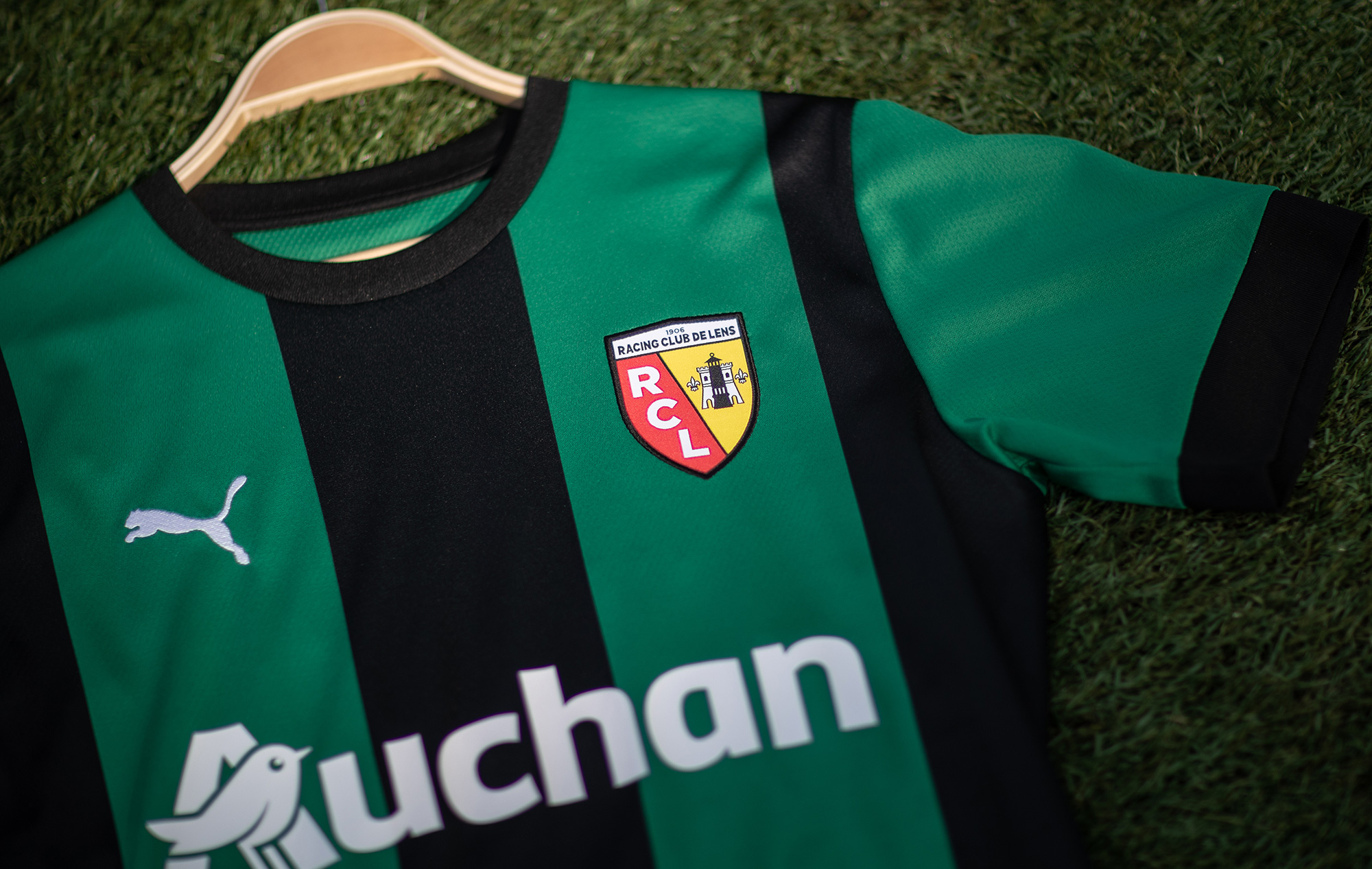 Sur tous les terrains et dans les stades - Maillot extérieur du RC Lens, saison 2022-2023 Sur tous les terrains et dans les stades - Maillot extérieur du RC Lens, saison 2022-2023