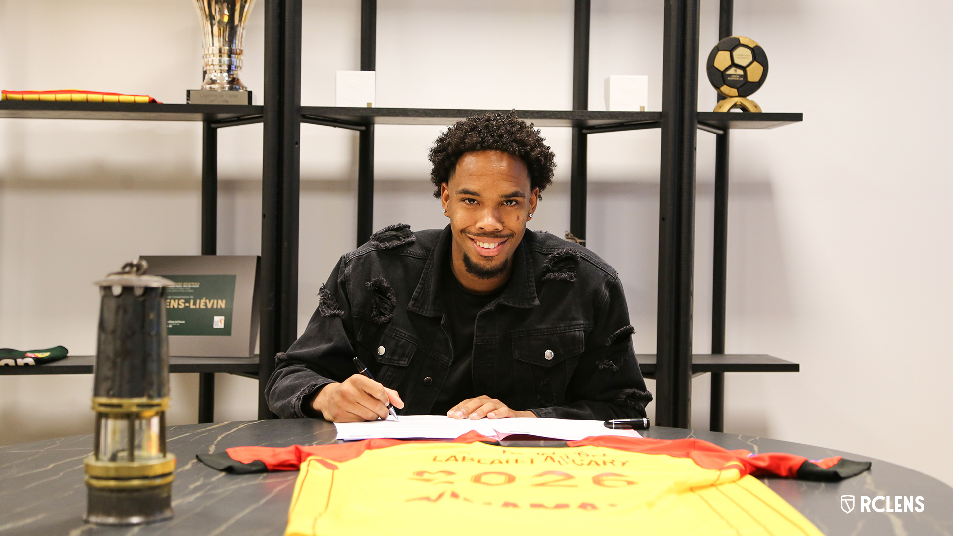 Rémy Labeau Lascary signe son premier contrat professionnel RC Lens Rémy Labeau Lascary signe son premier contrat professionnel RC Lens