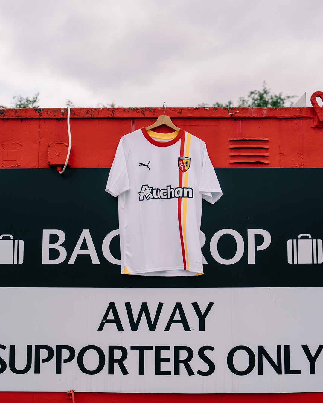 « Nous on est là » : troisième maillot du RC Lens - saison 2023/24 « Nous on est là » : troisième maillot du RC Lens - saison 2023/24