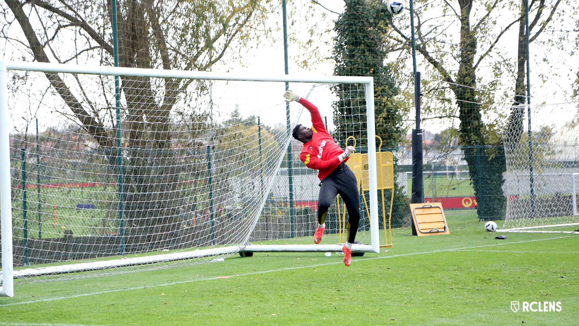 Entraînement RC Lens : Brice Samba Entraînement RC Lens : Brice Samba