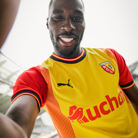 Nouveau maillot, nouveau joueur, le RC Lens accélère avant la reprise